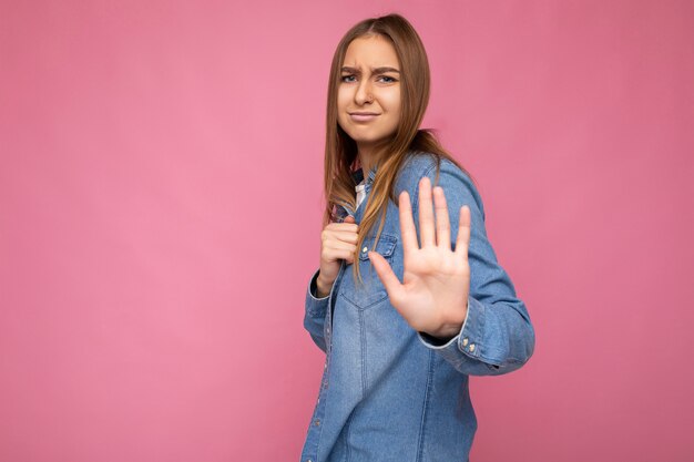 身に着けている誠実な感情を持つ悲しい不満の怒っている若い魅力的なダークブロンドの女性の肖像画