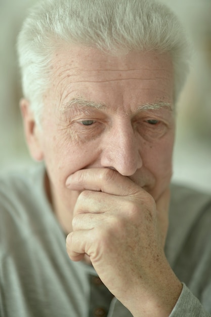 自宅で悲しい年配の男性の肖像画