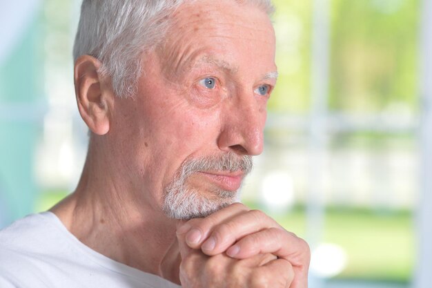 自宅で悲しい年配の男性の肖像画