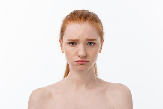 Портрет грустный серьезный молодой женщины с разочарованным выражением лица .. изолированные на белом фоне, глядя на камеру