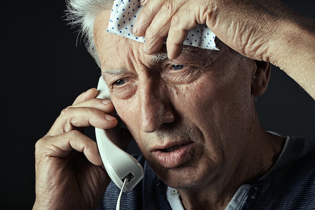 Photo portrait of sad sick senior man