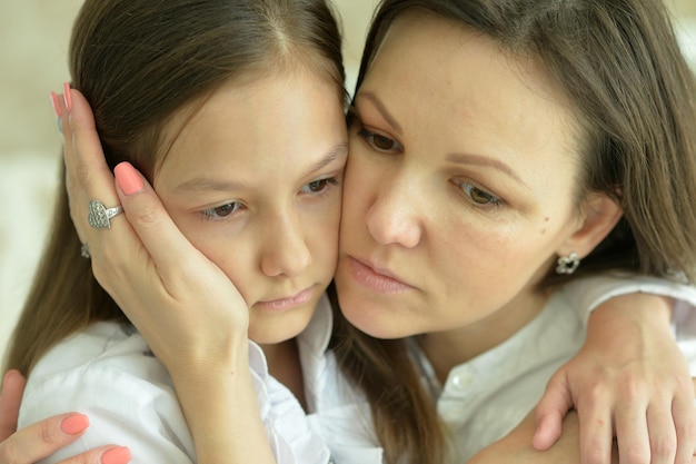 Foto ritratto di una donna e di una ragazza tristi