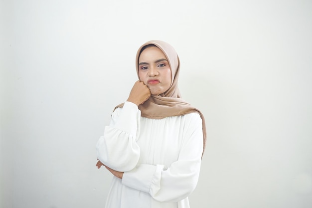 Портрет грустной молодой азиатской мусульманки на белом фоне