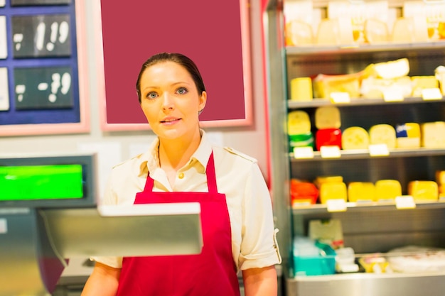 Photo portrait of saleswoman working at store