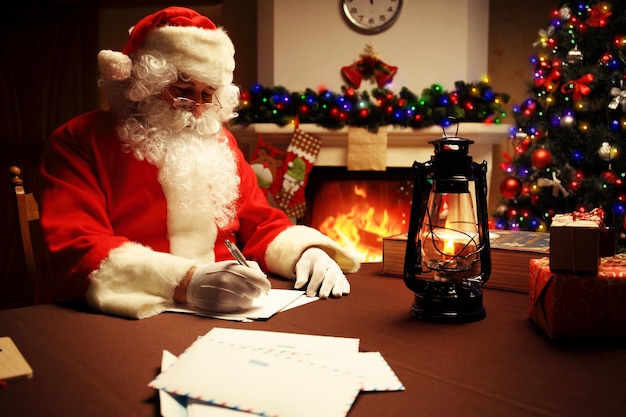 Портрет Санта-Клауса, отвечающего на рождественские письма