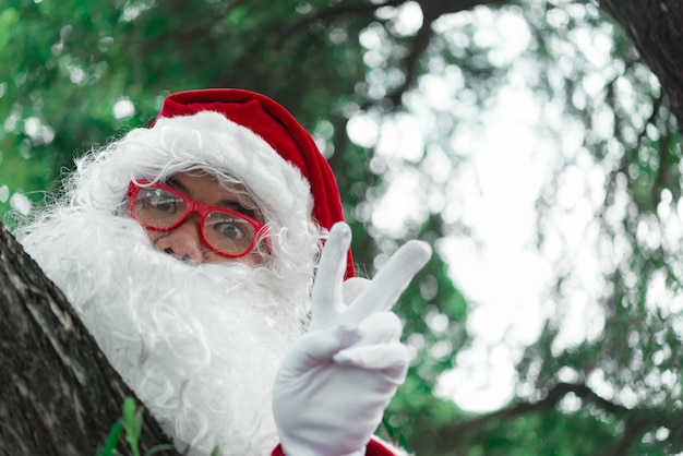 Портрет Санта-Клауса на фоне боке под елкойТаиландцыПослали счастье детямСчастливого РождестваДобро пожаловать в зиму