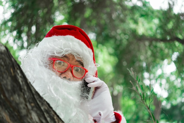 Photo portrait of santa claus on bokeh light under treethailand peoplesent happiness for childrenmerry christmaswelcome to winter