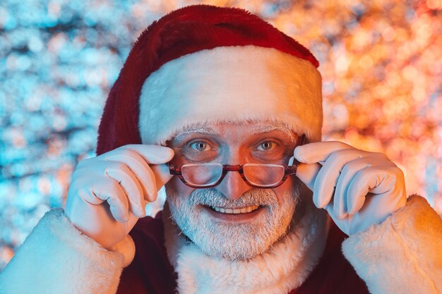 Портрет Санта-Клауса в очках, глядя на вас и улыбаясь