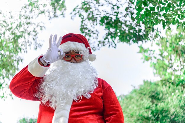 サンタクロースの肖像タイの人々子供たちに幸せを送ったメリークリスマス冬へようこそ