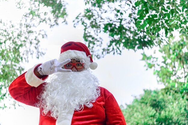 サンタクロースの肖像タイの人々子供たちに幸せを送ったメリークリスマス冬へようこそ