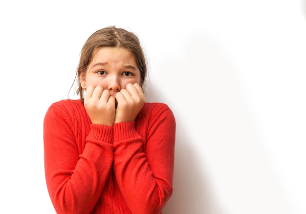 Photo portrait of scared girl standing against white background