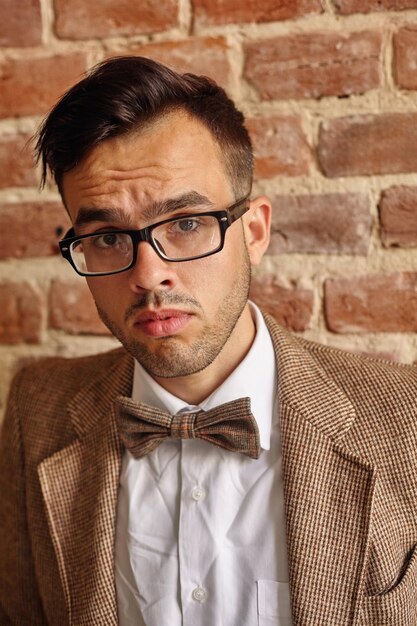 Photo portrait of scared young man