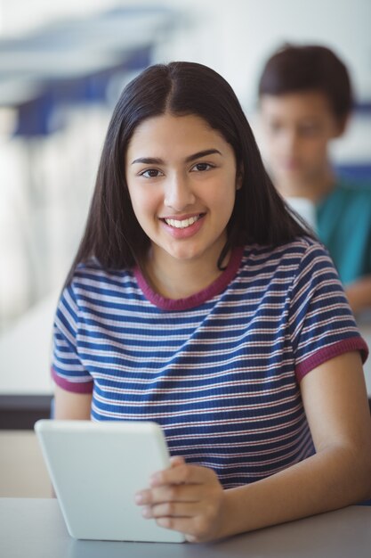 Портрет школьницы с использованием цифрового планшета в классе