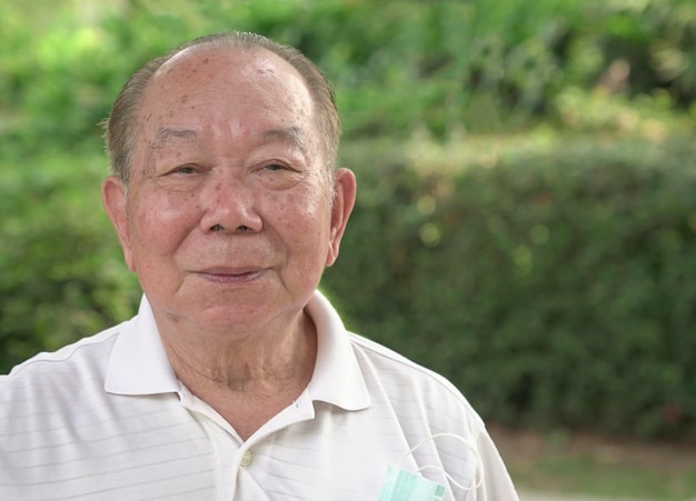 Foto ritratto di uomo asiatico anziano
