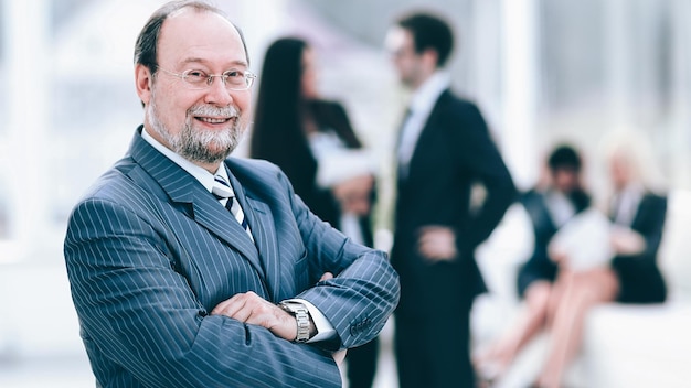 Photo portrait of a senior businessman on blurred background office