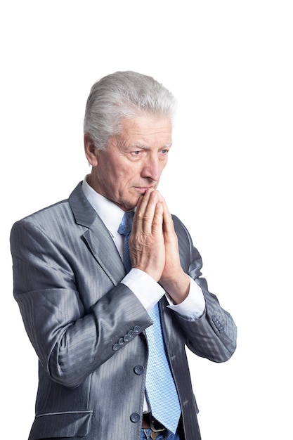 Портрет старшего бизнесмена в официальном костюме, молящегося