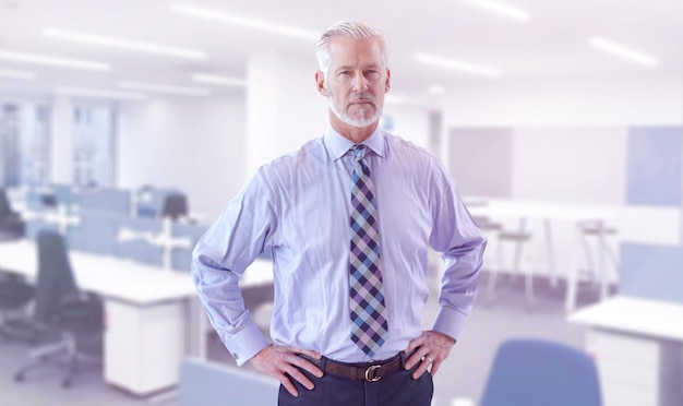 Photo portrait of senior businessman in front of his modern office