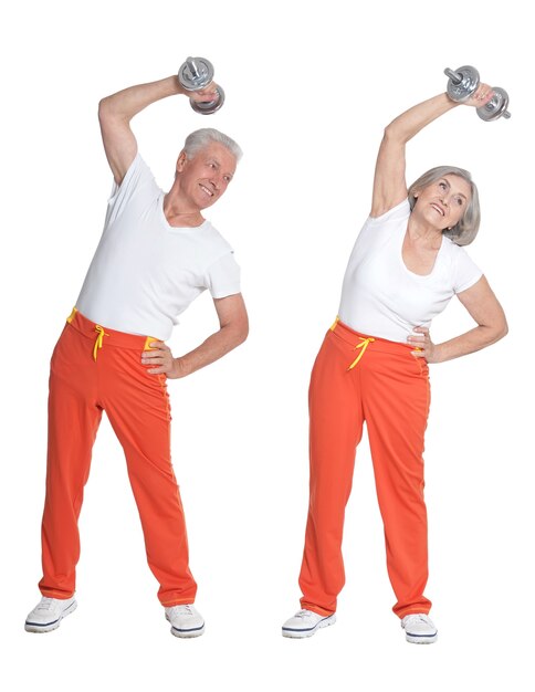 白い背景で運動する年配のカップルの肖像画