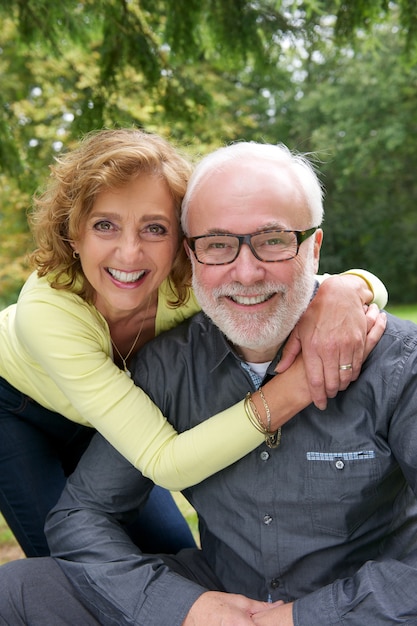 Photo portrait of a senior couple laughing together outdoors