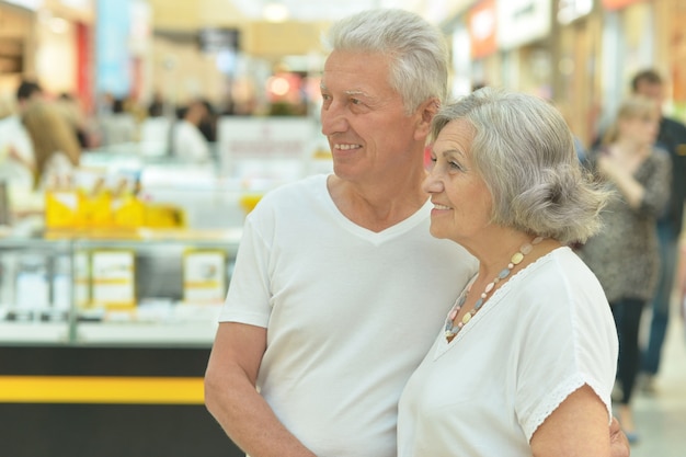 ショッピングモールでの年配のカップルの肖像画