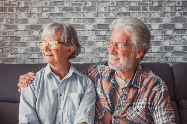 Photo portrait of senior couple standing against wall