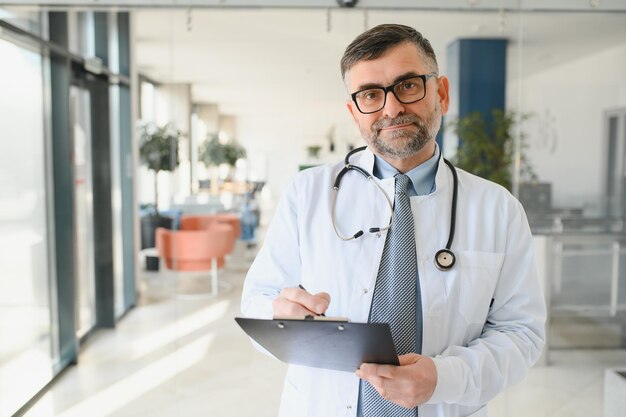 Foto ritratto di medico senior in camice bianco