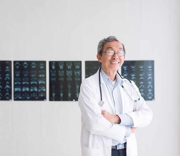 Photo portrait of a senior doctor on x-ray background