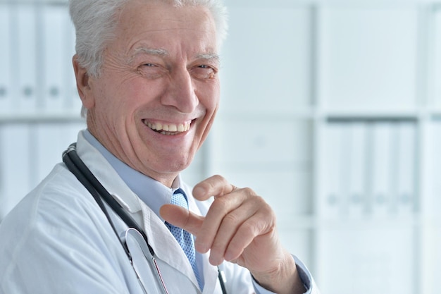 Портрет старшего врача-мужчины со стетоскопом