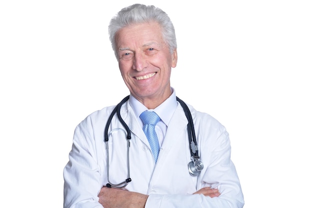 Портрет старшего врача-мужчины со стетоскопом