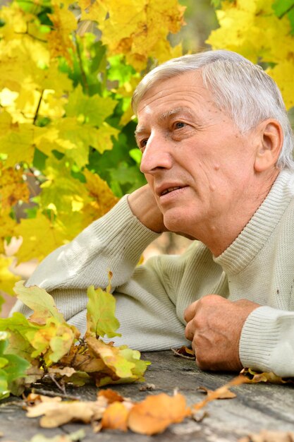 Портрет пожилого мужчины в осеннем парке