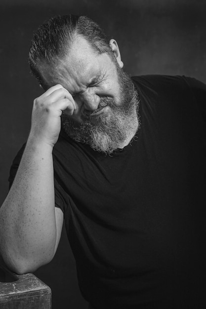 Photo portrait of senior man looking away