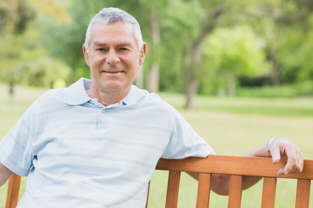 Photo portrait of a senior man at park