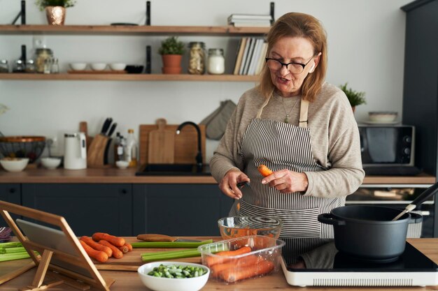 Photo portrait of senior man preparing food at home