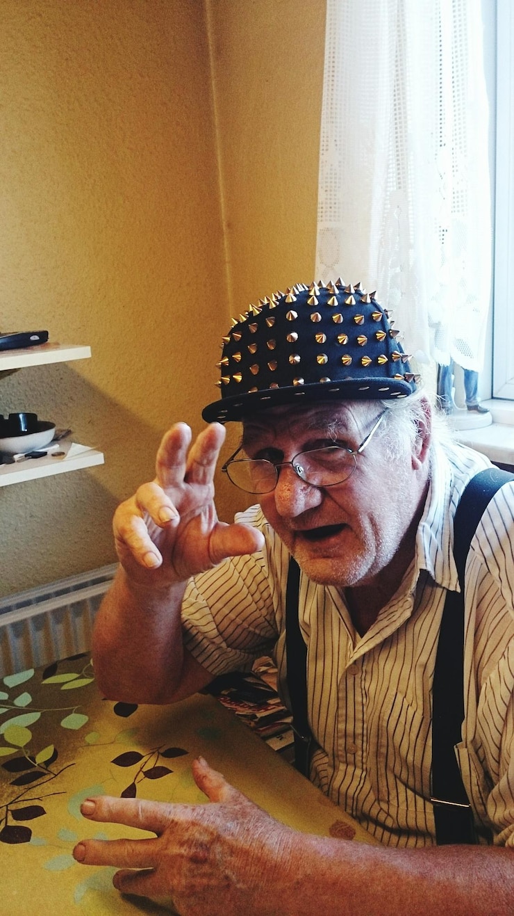 Фотография портрет пожилого человека, сидящего за столом дома