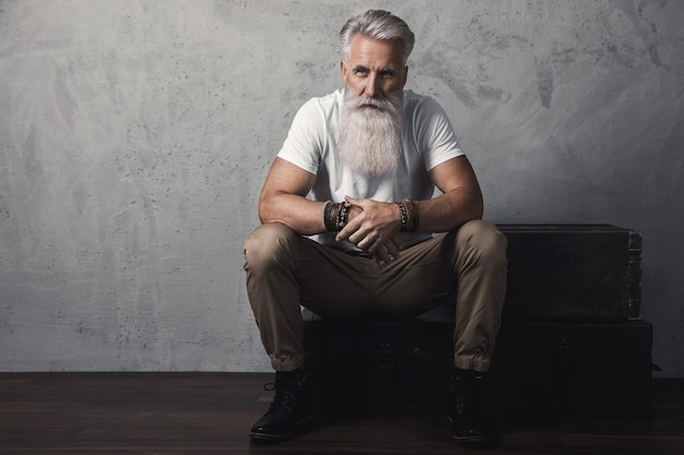 Photo portrait of senior man sitting on chair