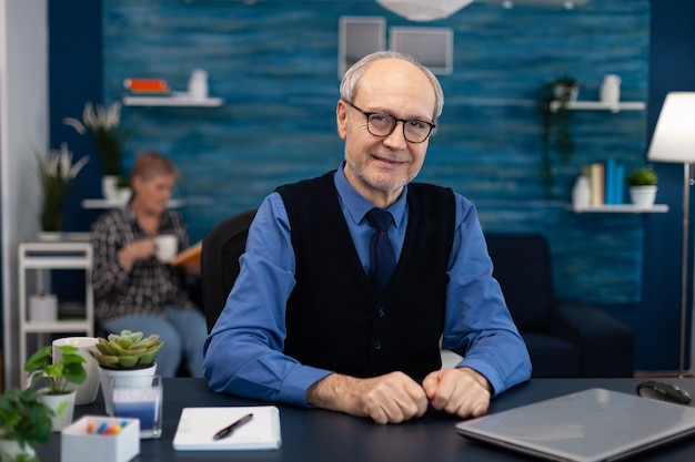 Photo portrait of senior man sitting at desk office