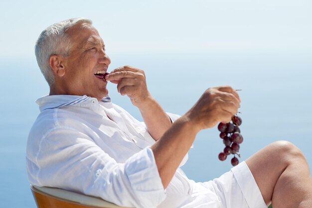 外に座っている年配の男性の肖像画