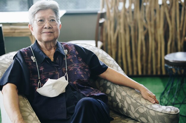 Photo portrait of senior man sitting on table