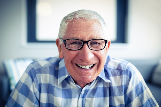 Photo portrait of senior man smiling