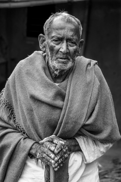 Foto ritratto di un uomo anziano in piedi all'aperto