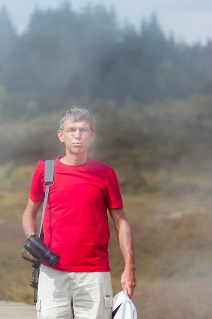 Foto ritratto di un uomo anziano in piedi all'aperto