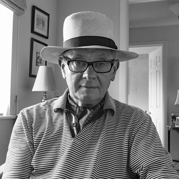 Photo portrait of senior man wearing hat at home