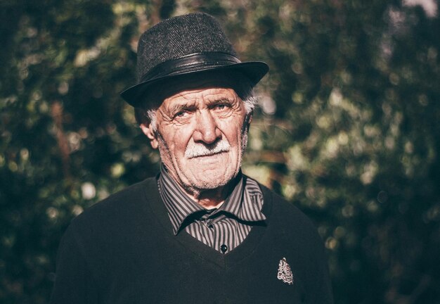 Foto ritratto di un uomo anziano che indossa un cappello all'aperto