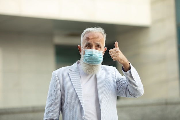 Ritratto di uomo anziano che indossa maschera medica