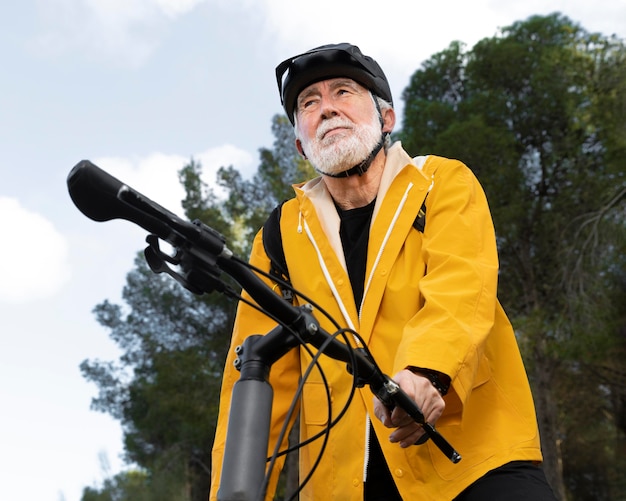 写真 山で自転車と肖像画の年配の男性