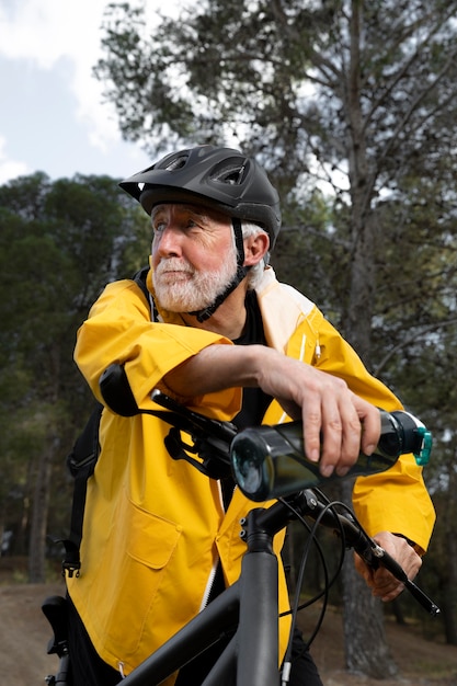 写真 山で自転車と肖像画の年配の男性