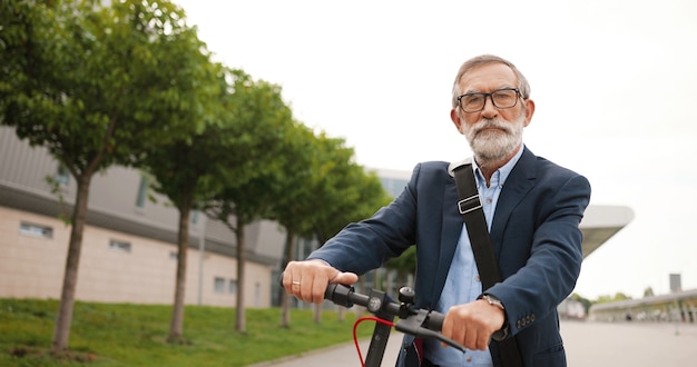 電動スクーターと肖像画の年配の男性