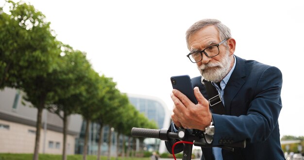 電動スクーターと肖像画の年配の男性