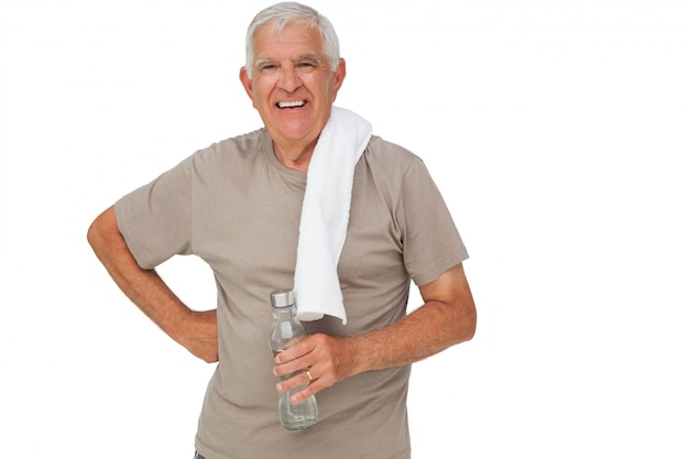 Портрет старшего человека с бутылкой воды