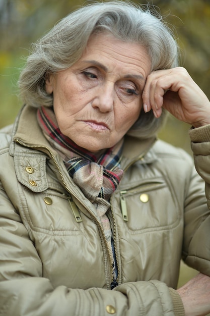 Foto ritratto di una donna anziana triste in primo piano